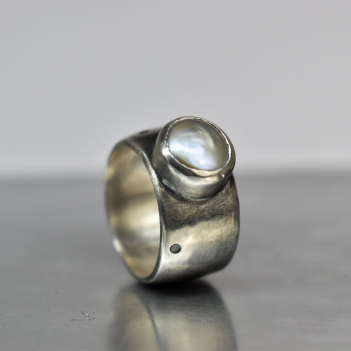 Grey button pearl ring
