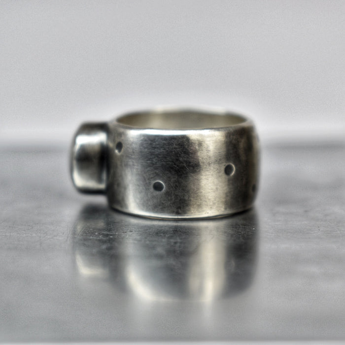 Grey button pearl ring